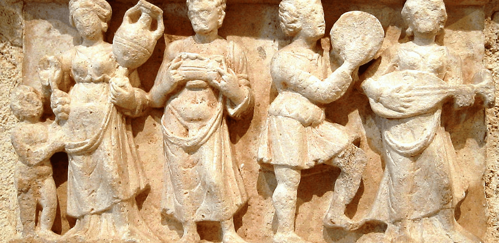 Dancing and drinking sirens © Marko Manninen