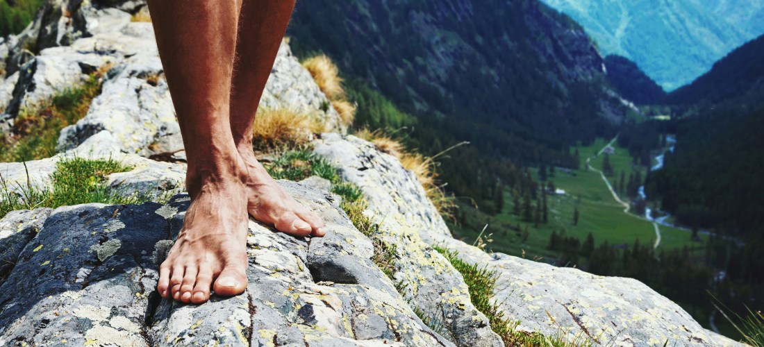 Paljain jaloin muurinharjalla - Kuva ueuaphoto / Shutterstock